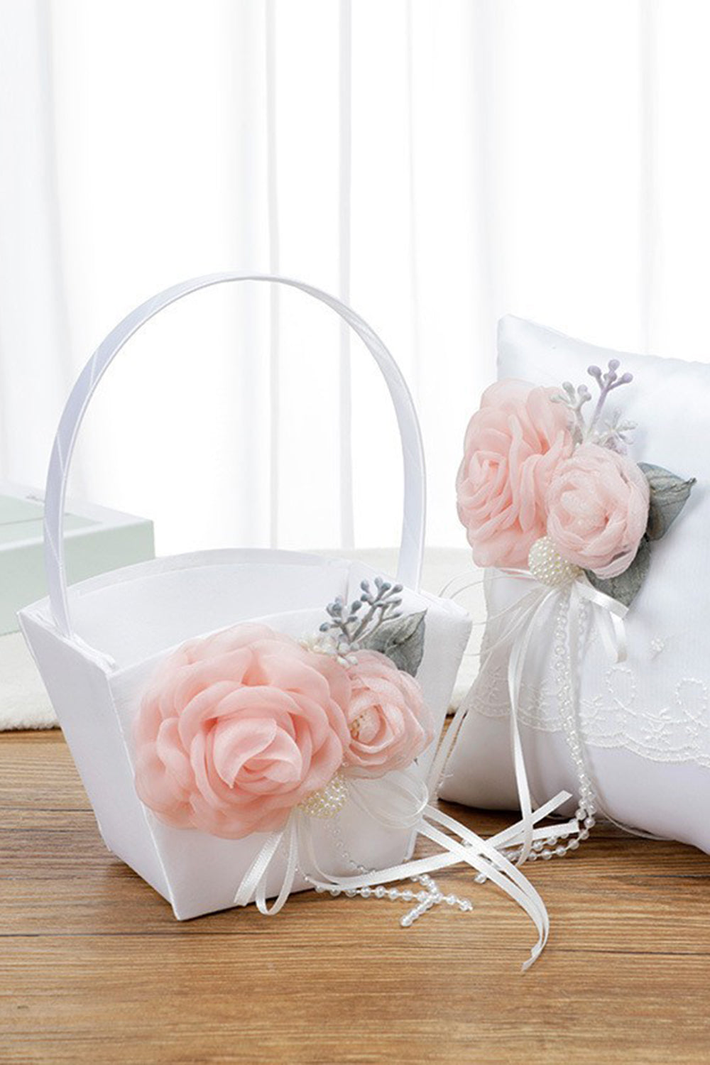 Vit bröllopskorg och kuddset med rosa blomma
