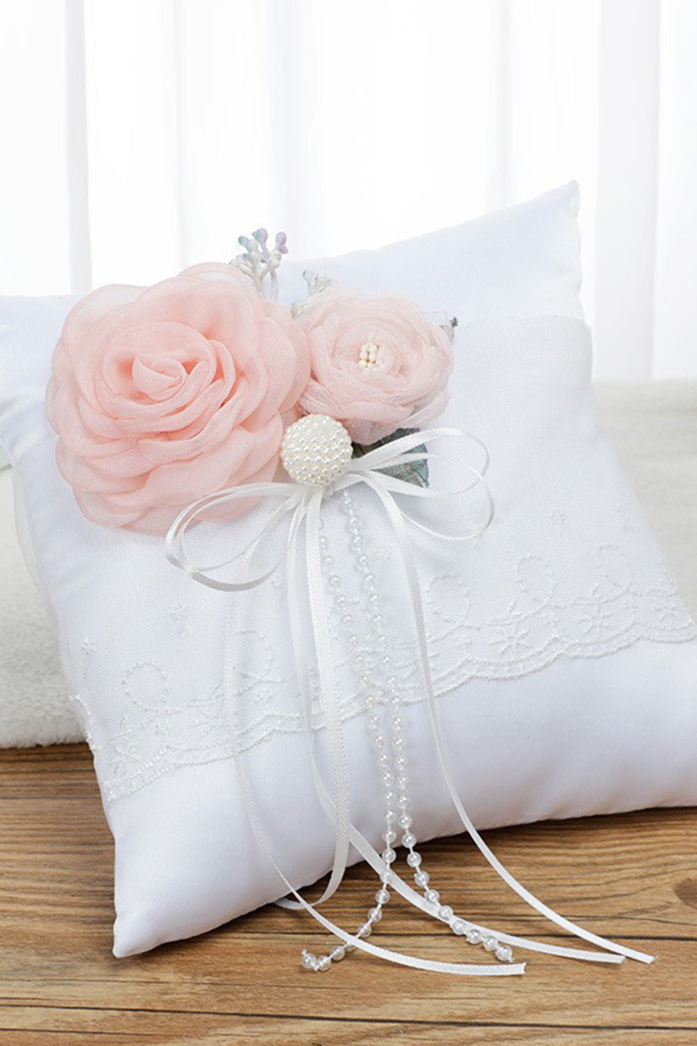 Vit bröllopskorg och kuddset med rosa blomma