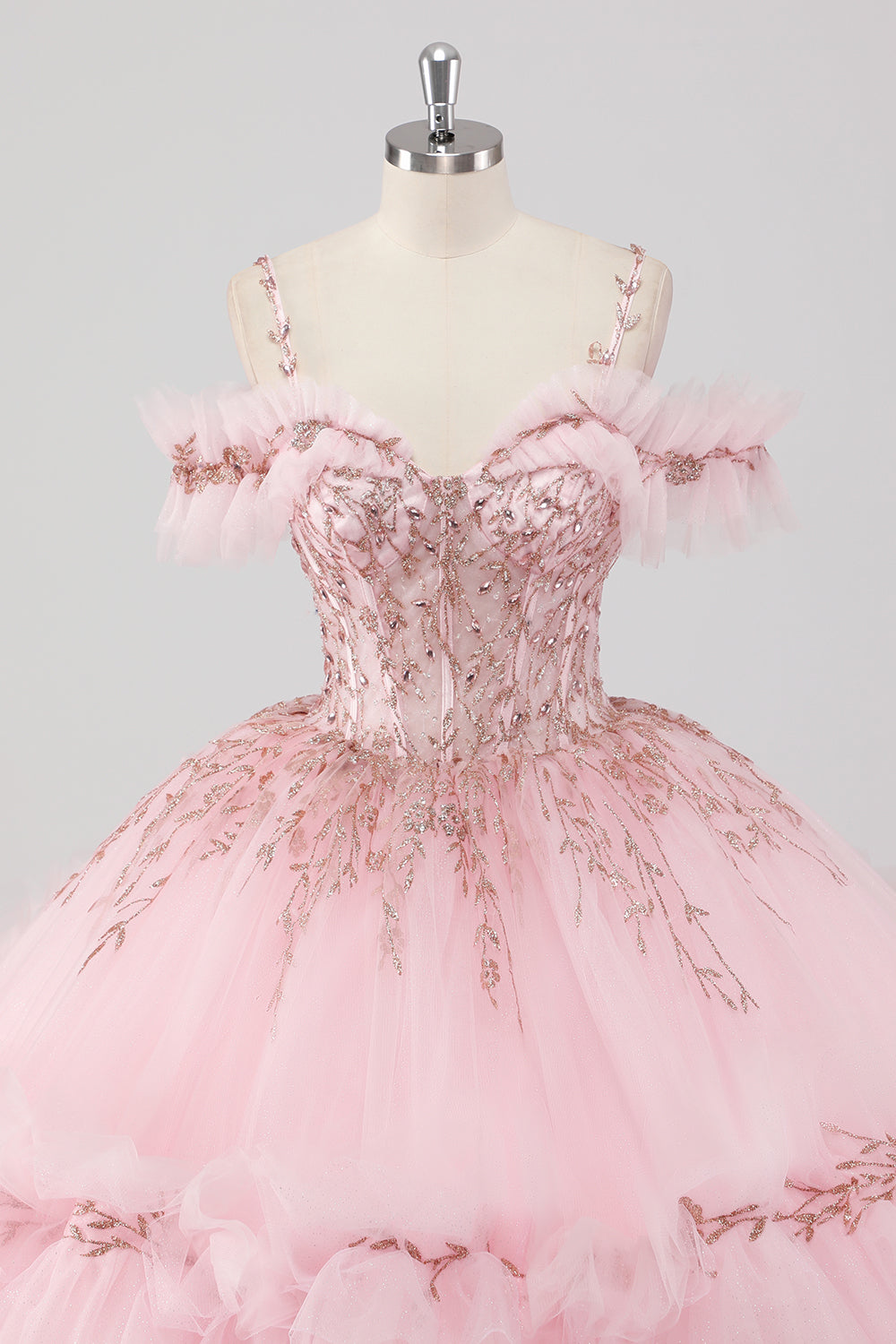 Prinsessa rodna balklänning kall axel volanger tyll quinceanera klänning med paljetter broderi