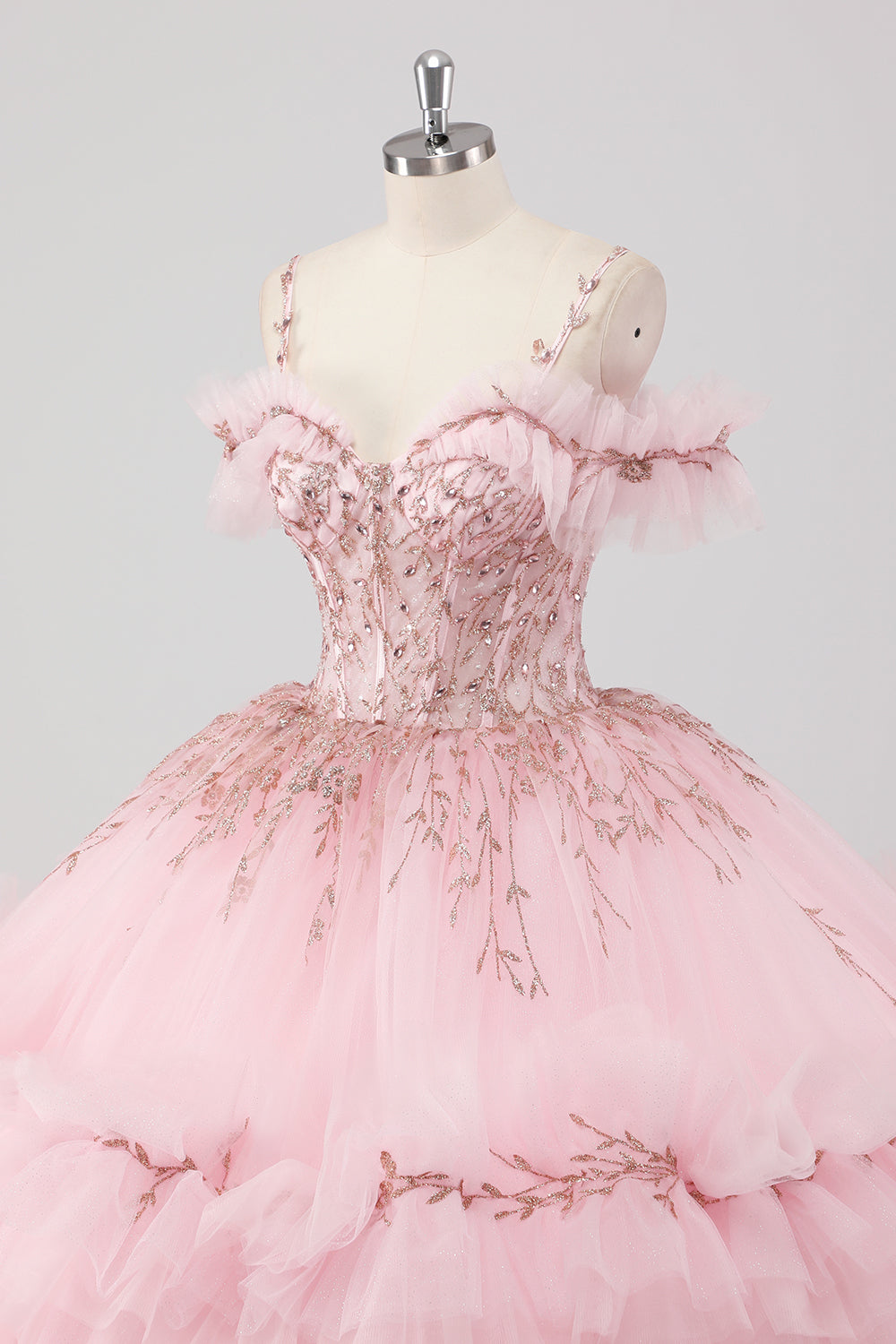 Prinsessa rodna balklänning kall axel volanger tyll quinceanera klänning med paljetter broderi