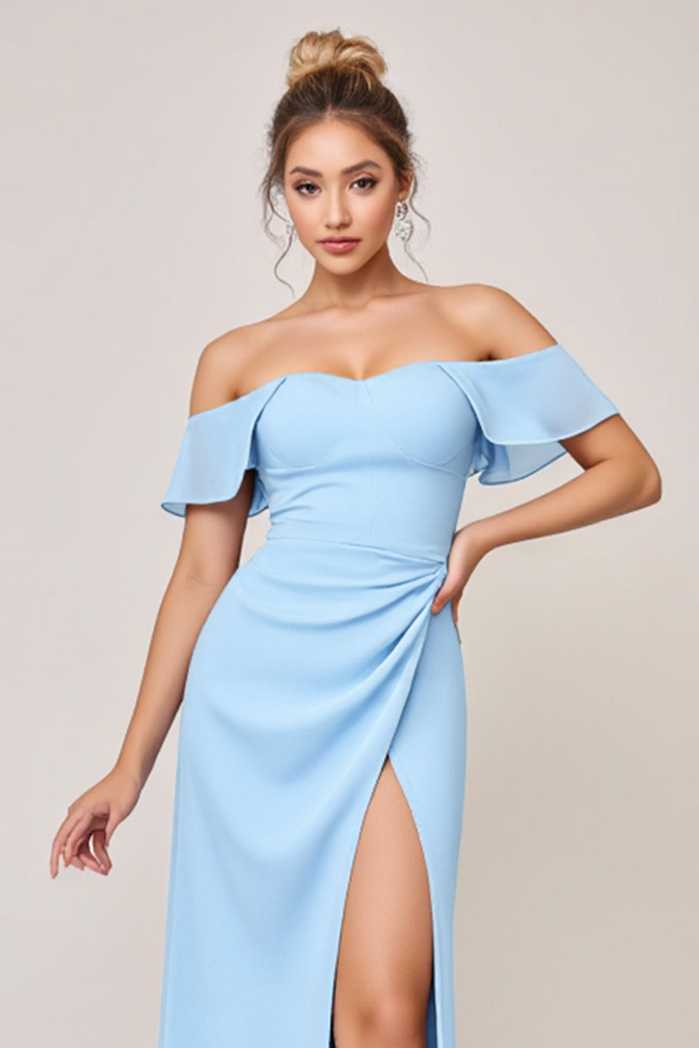 Himmelsblå Fodral Ruffle Off The Shoulder Lång Brudtärna Klänning Med Slits