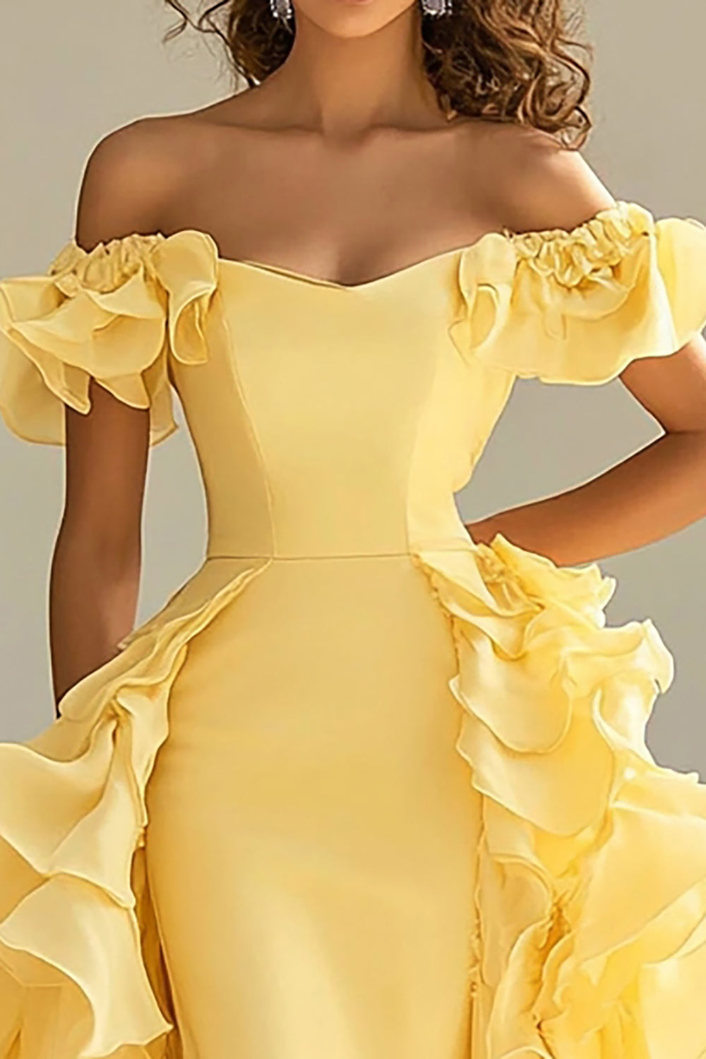 Gul Off The Shoulder Sjöjungfru Ruffles Satin Prom Klänning