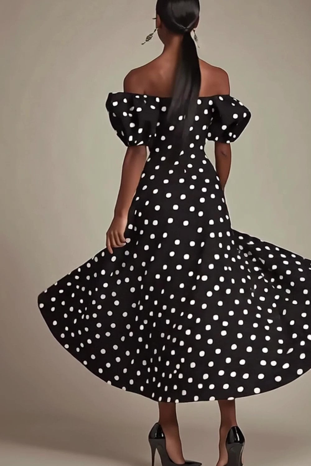 Svart En linje från axeln Vit Polka Dots Klänning med slits