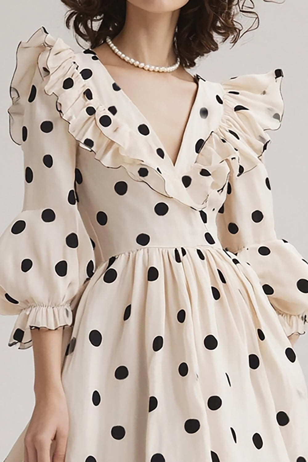 Ivory A Line V-hals Volang Svart Polka Dots Klänning med puffärmar