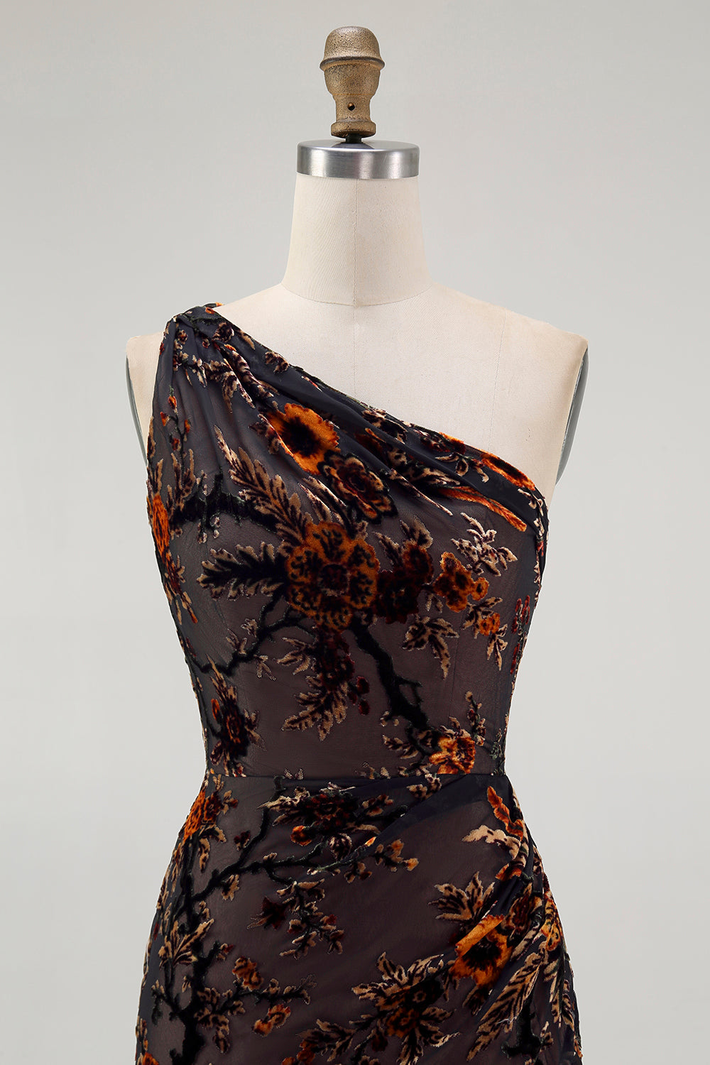 En axel svart blommig fodral brudtärna klänning