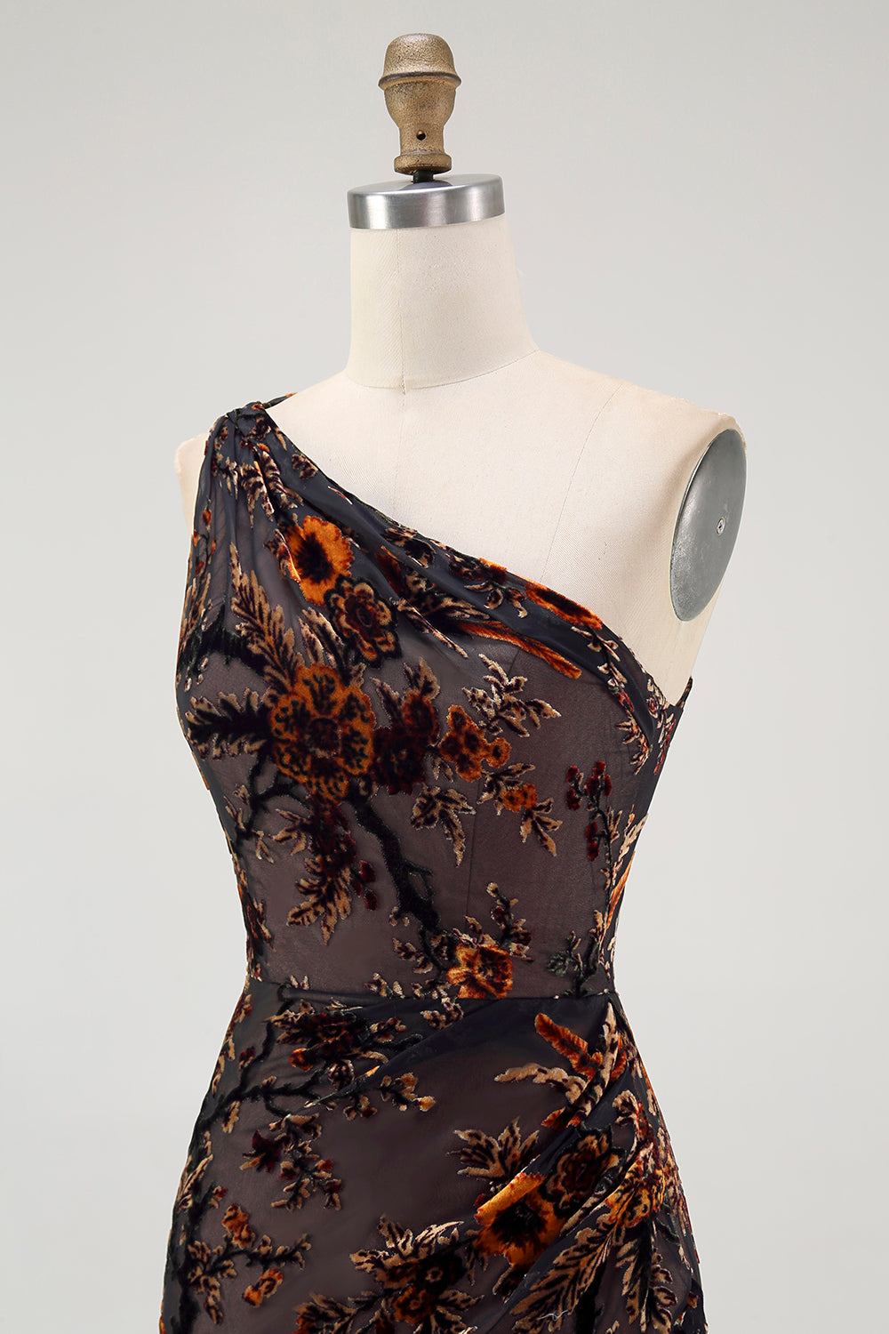 En axel svart blommig fodral brudtärna klänning