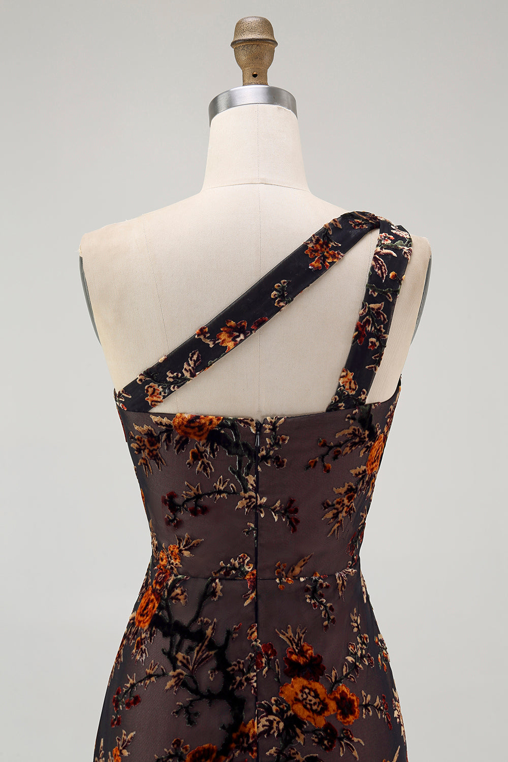 En axel svart blommig fodral brudtärna klänning