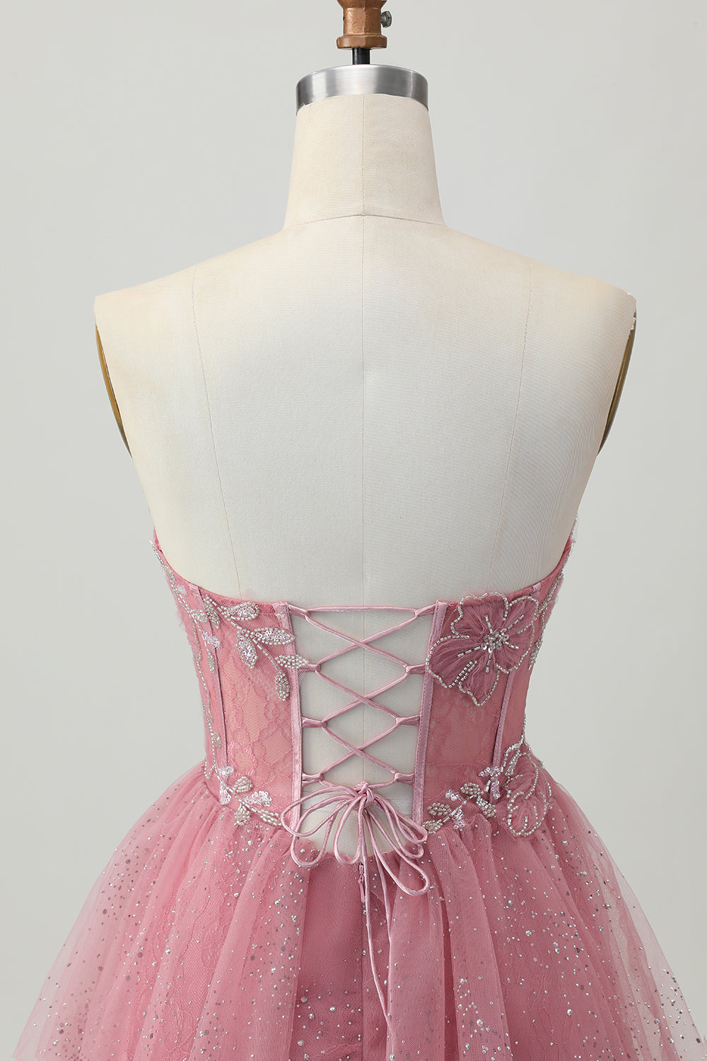 Dusty Rose A-linje Axelbandslös Tiered Tyll Kort Homecoming Klänning med Beading