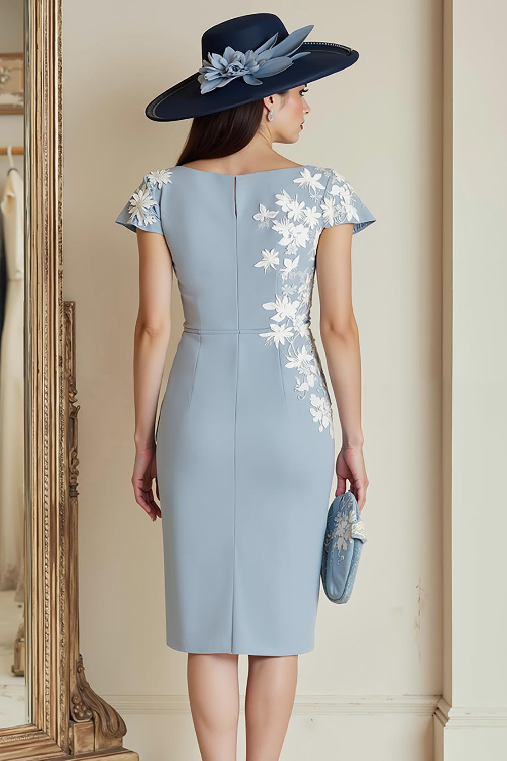 Dammigt Blå Appliqued Sheath Midi Klänning För Brudens Mor Med Cap Ärmar