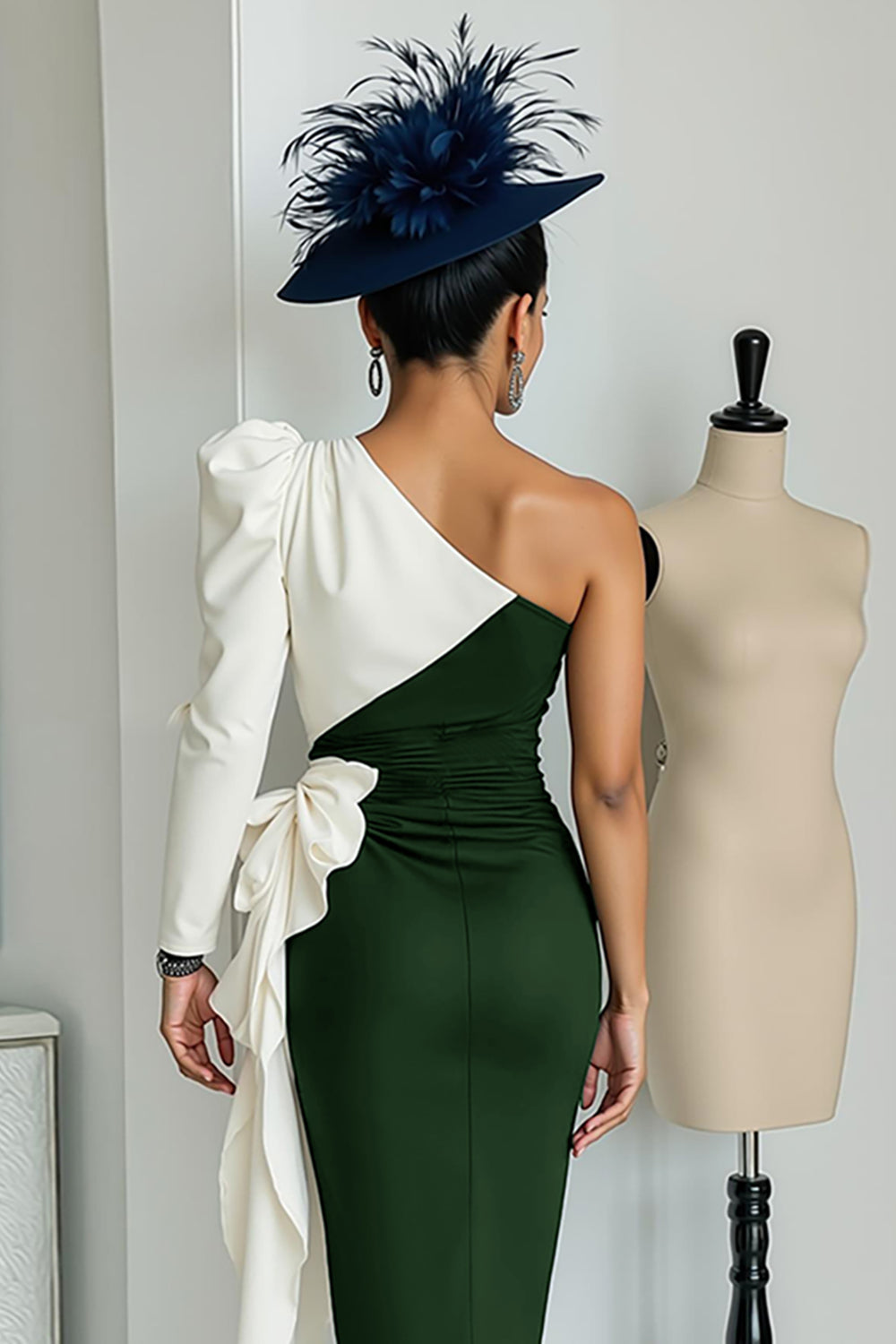 Svart och vit One Shoulder Bodycon Midi Klänning för Brudens Mor med Skärp