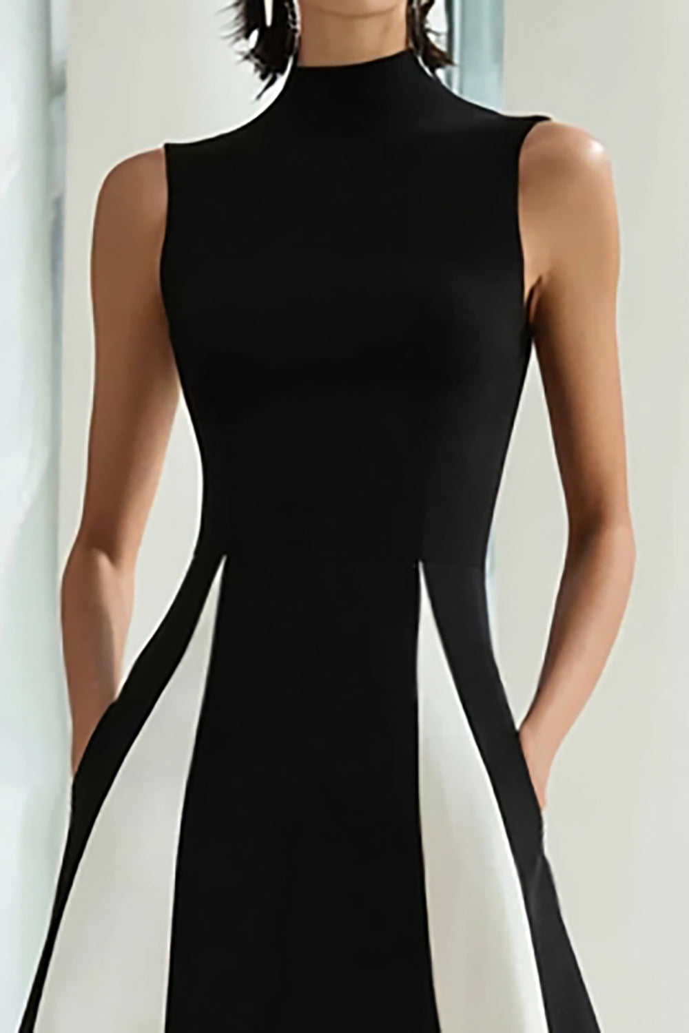 Elegant A-linje svart och vit hög hals lång formell klänning