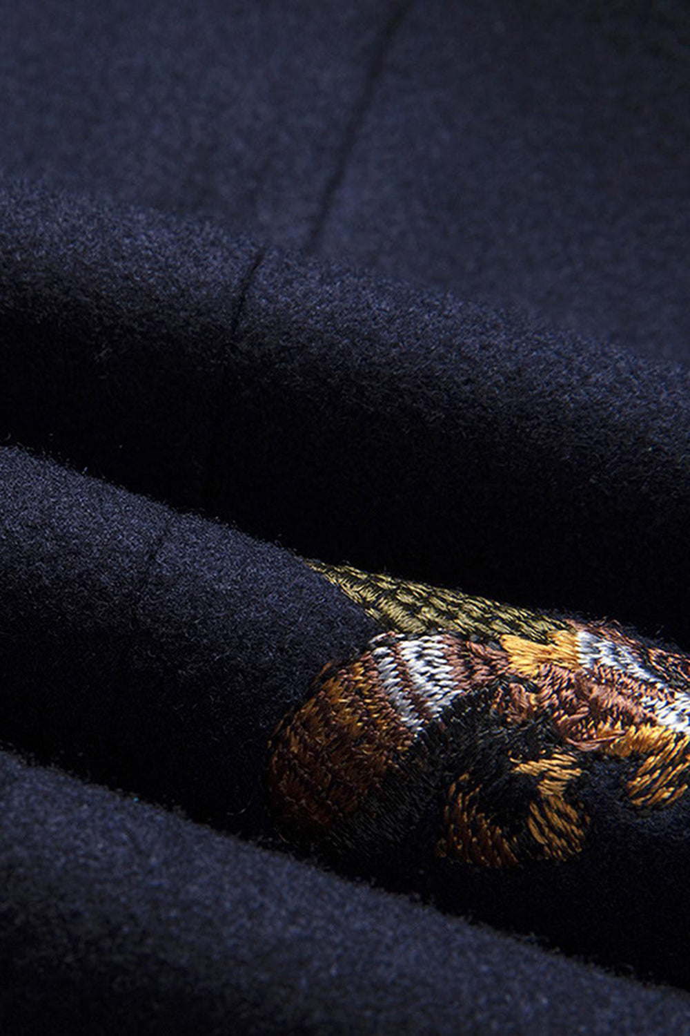 Marinblå skåra slag En knapp broderad kavaj för män