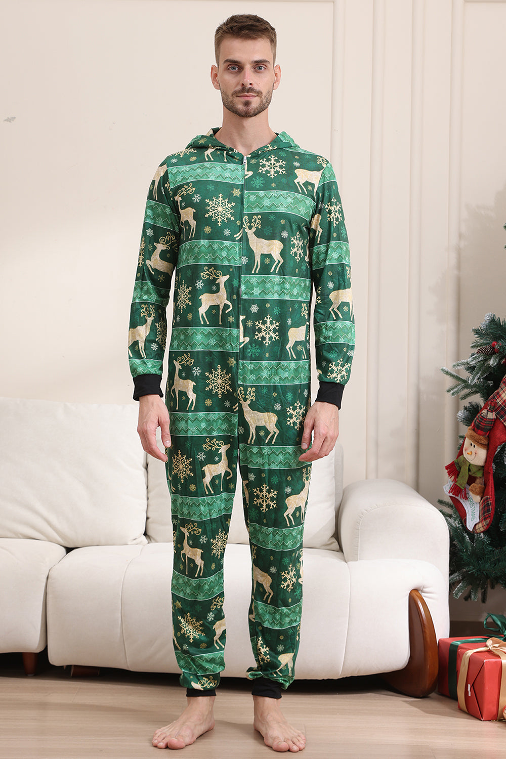 Mörkgrön Pyjamas med rådjur och snöflingetryck för män och kvinnor par familj