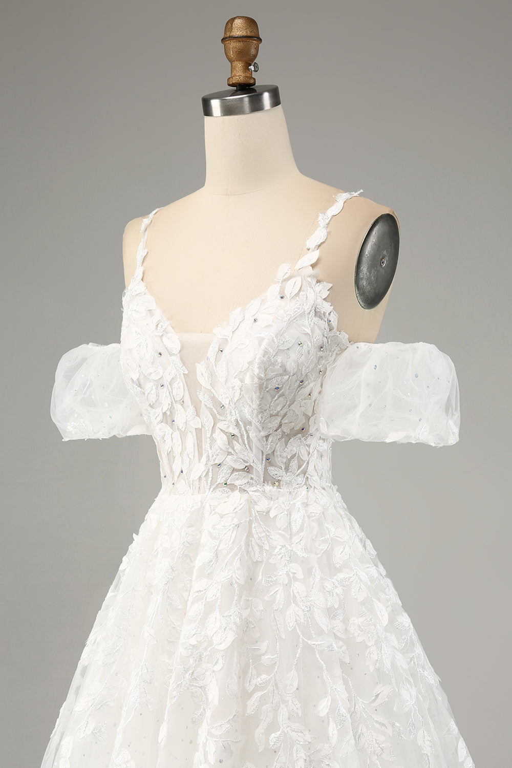 Ivory A-linje Tyll Spaghetti Remmar Bröllopsklänning med applikationer