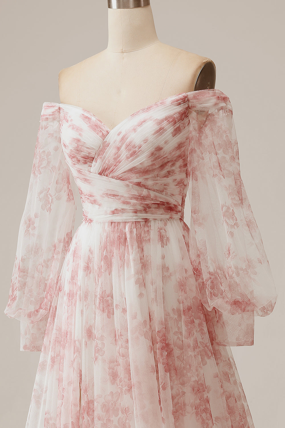 Elfenbensblomma En linje utanför axeln Plisserad blommig bröllopsklänning med långa ärmar