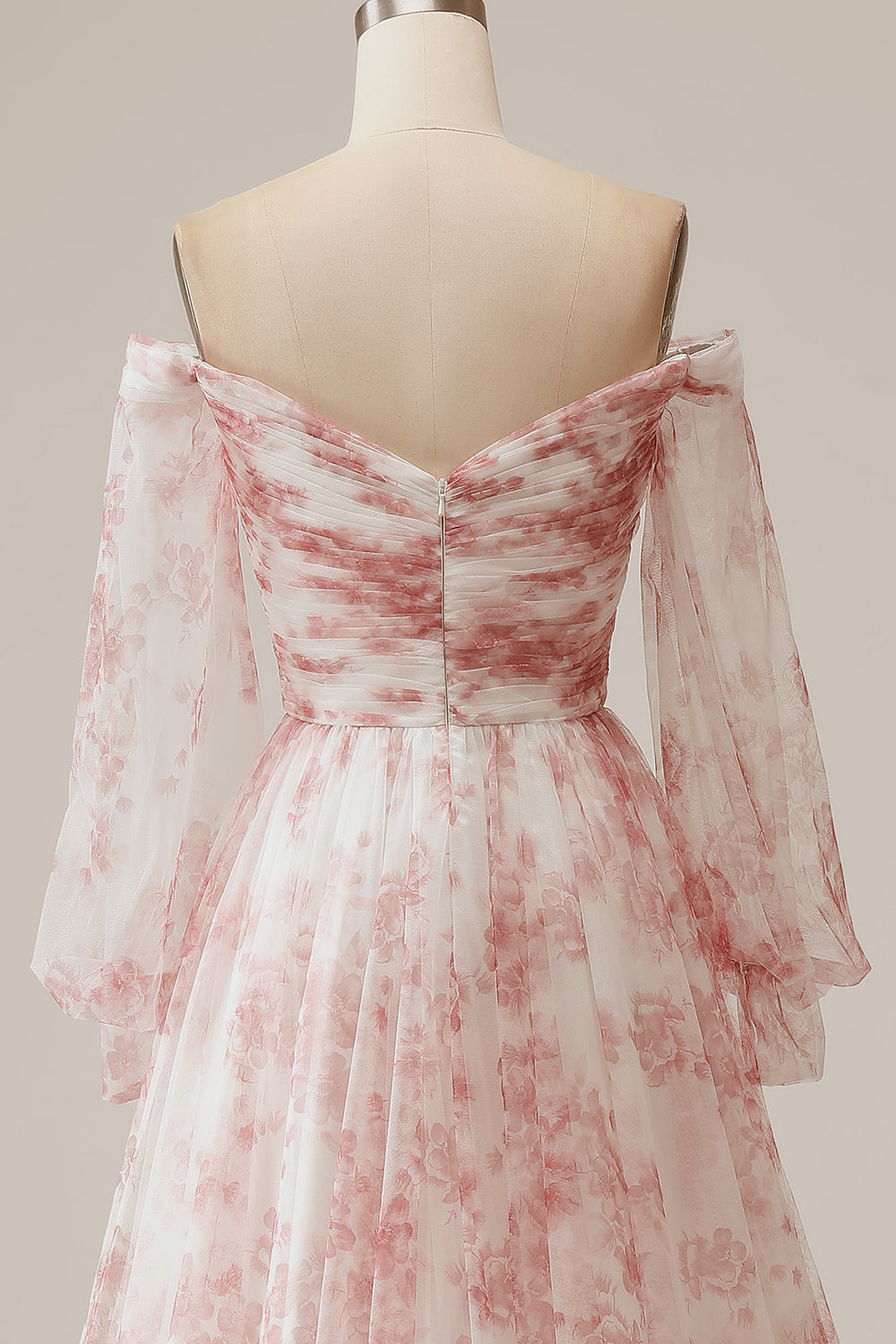 Elfenbensblomma En linje utanför axeln Plisserad blommig bröllopsklänning med långa ärmar