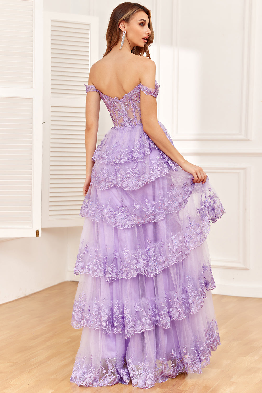 Lång Off-shoulder Svart tiered balklänning