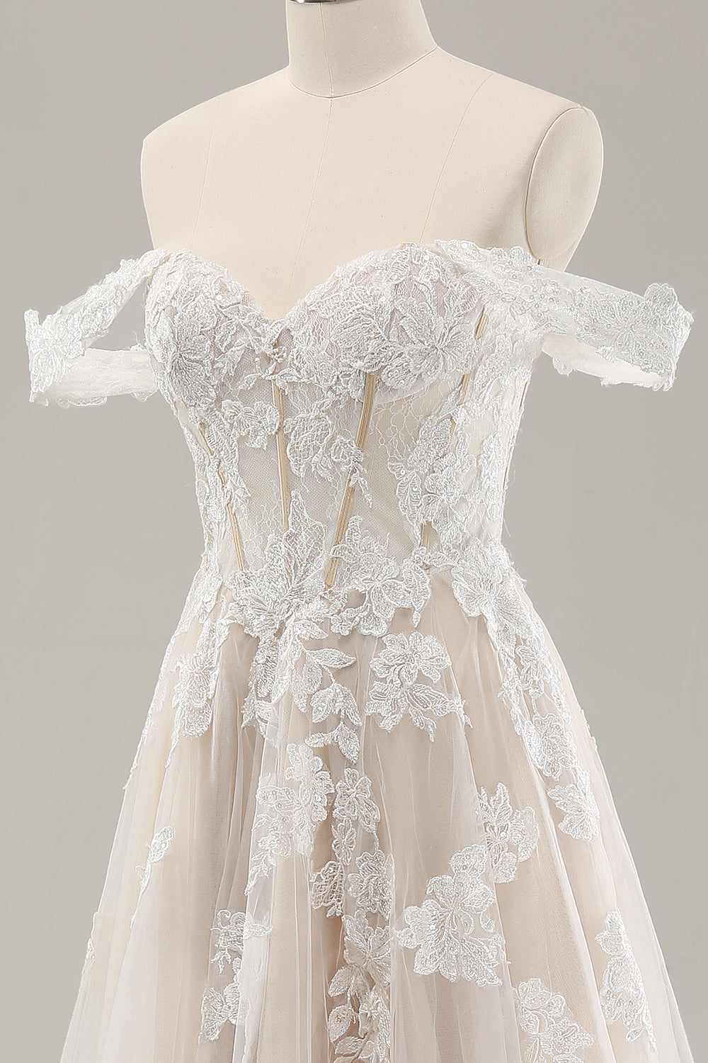 Prinsessa Vit Off The Shoulder Applique Tyll Bröllopsklänning med slits