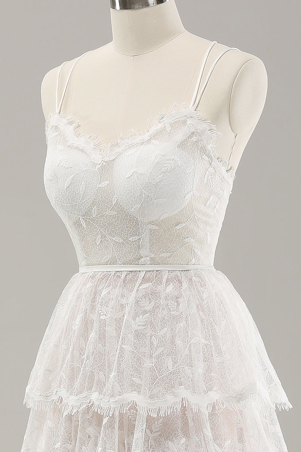 Vit A Line Spaghetti Straps Tiered Lace Bröllopsklänning med Snörning Upp Tillbaka