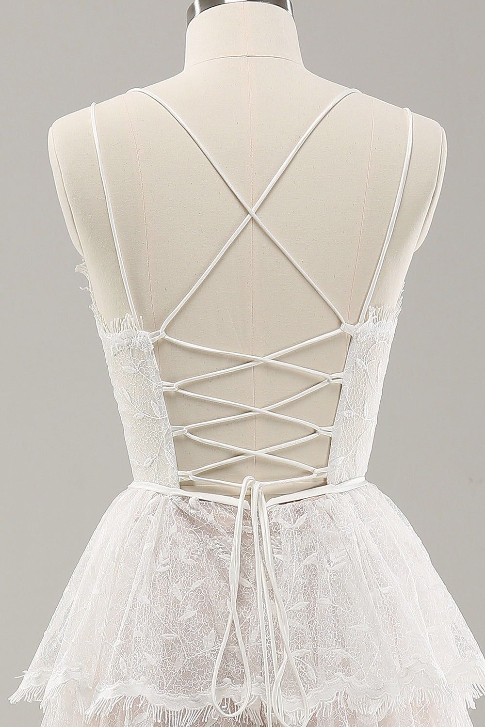 Vit A Line Spaghetti Straps Tiered Lace Bröllopsklänning med Snörning Upp Tillbaka