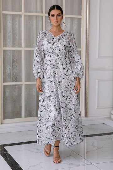 Vit blommig bröllopsgästklänning