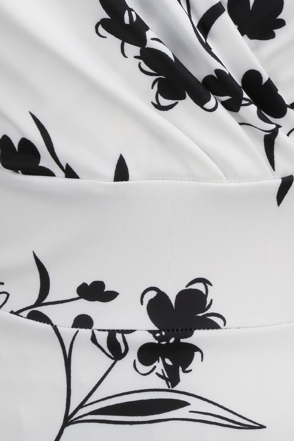 Svart V-halsat tryck ärmlös klänning från 1950-talet