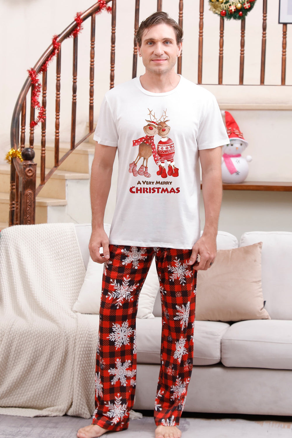 Familj matchande julpyjamas med röd pläd