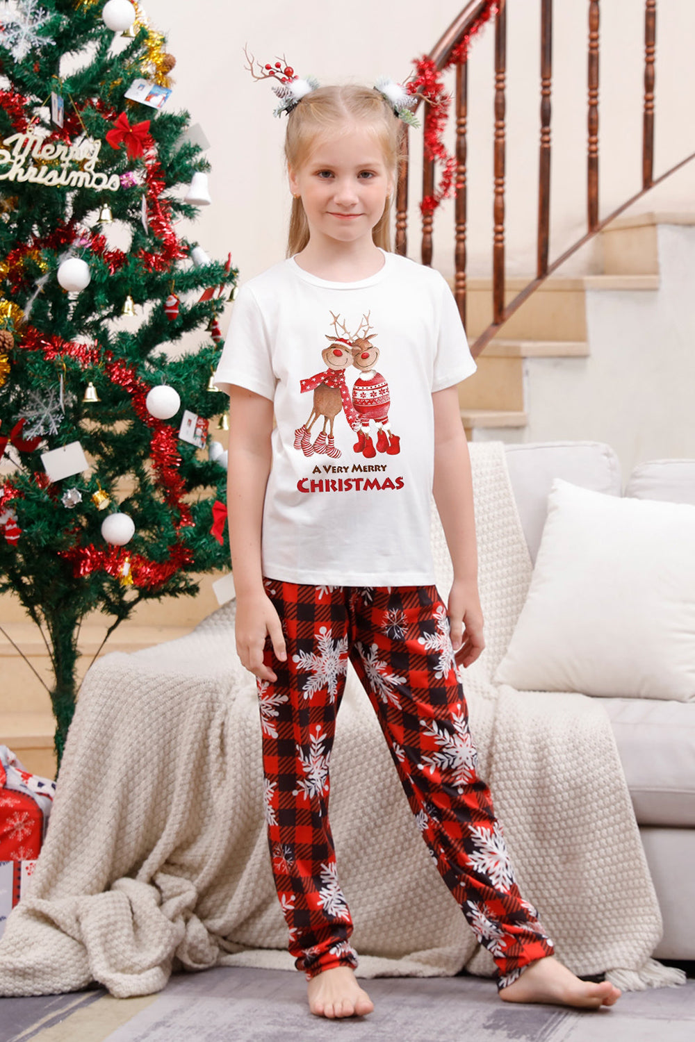 Familj matchande julpyjamas med röd pläd