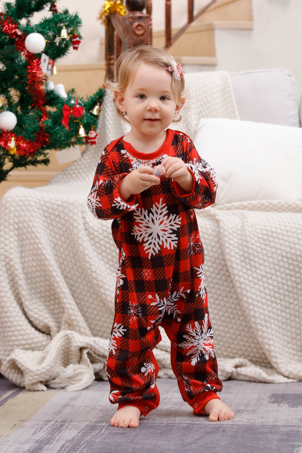 Familj matchande julpyjamas med röd pläd