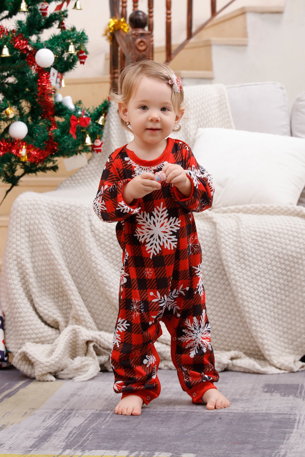 Familj matchande julpyjamas med röd pläd