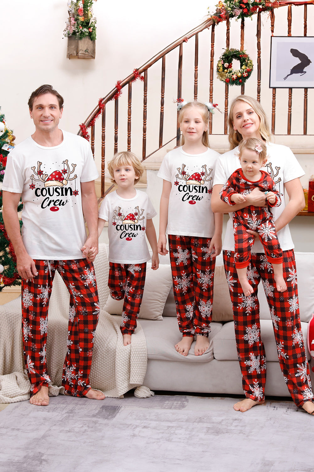 Familj matchande julpyjamas med röd pläd