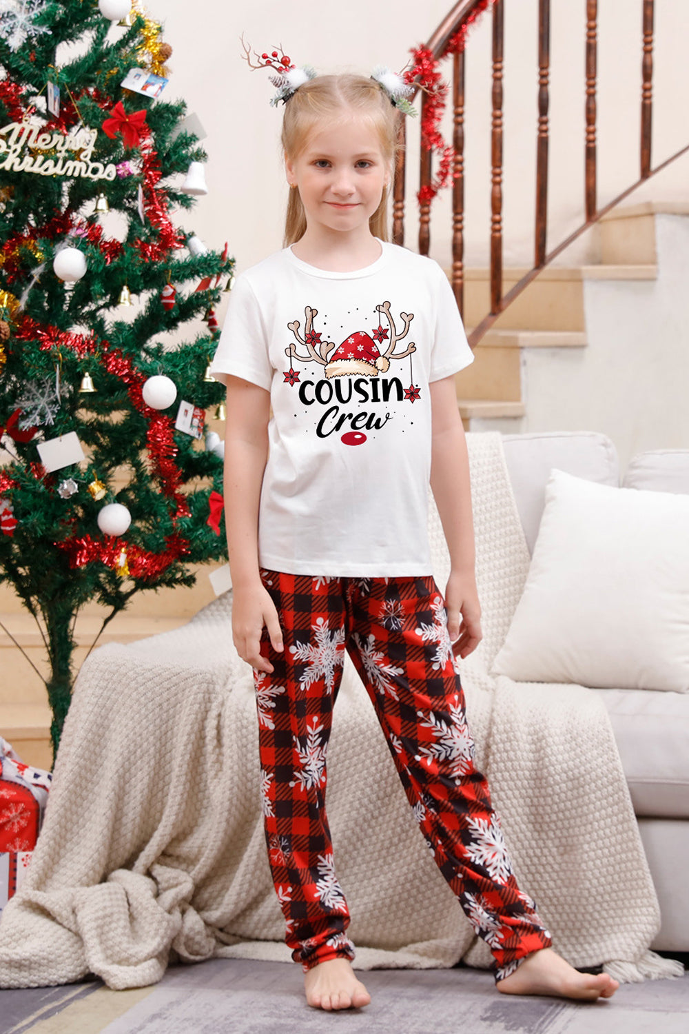Familj matchande julpyjamas med röd pläd
