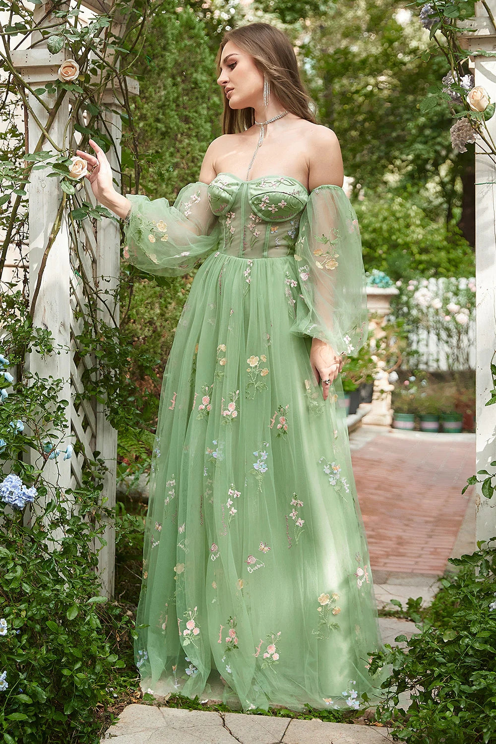 En linje från axeln grön plus size balklänning med broderi