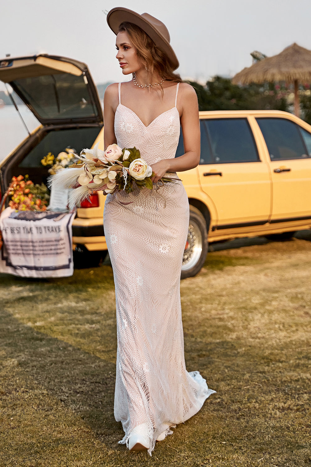 Elfenben Och Champagne Smala Axelband Sjöjungfru Spets Strand Bröllopsklänning Med Sveptåg
