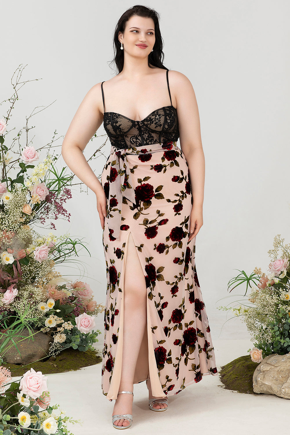 Mantel Spaghetti Remmar Svart Blommig Plus Size Bröllopsgästklänning med slits