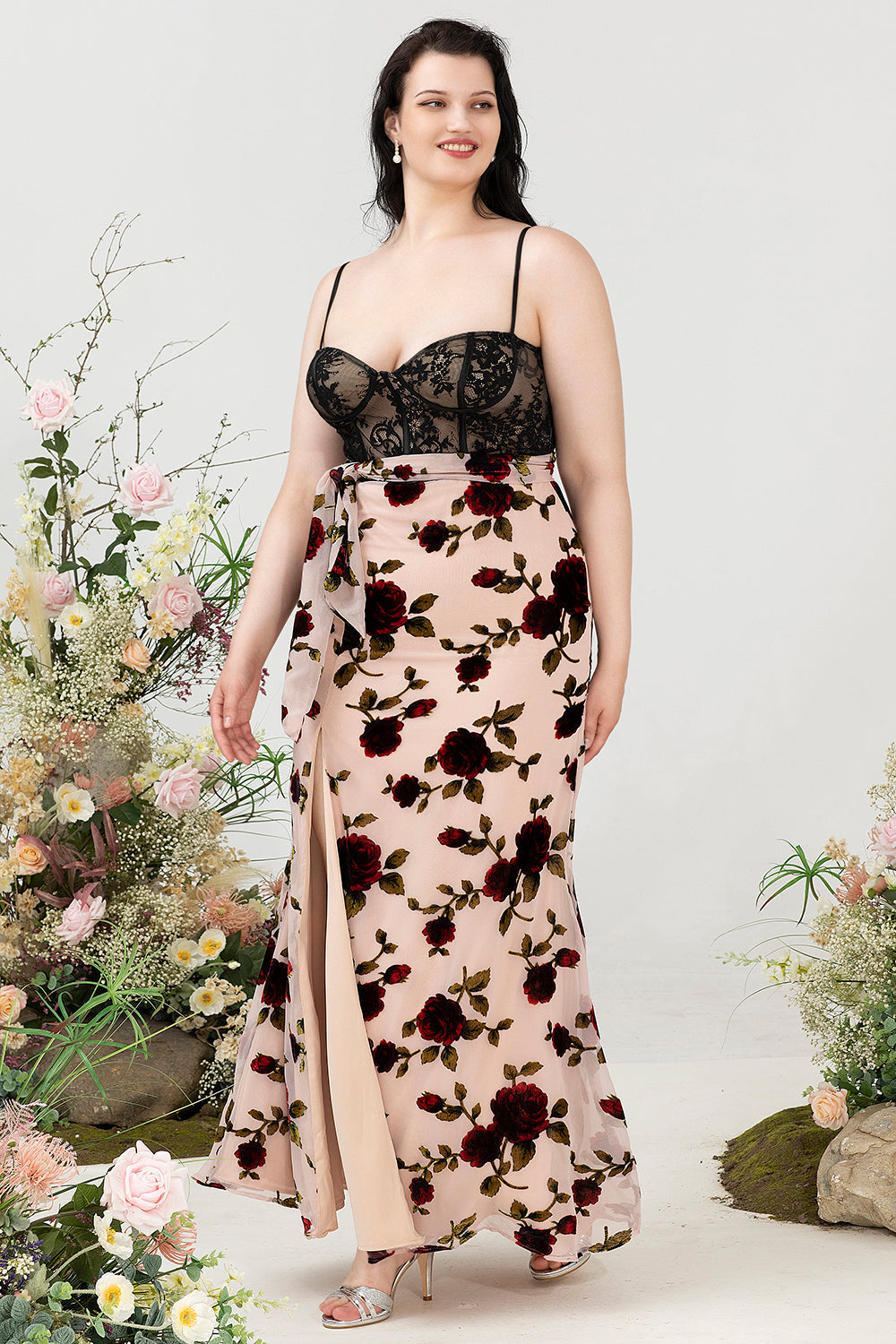 Mantel Spaghetti Remmar Svart Blommig Plus Size Bröllopsgästklänning med slits