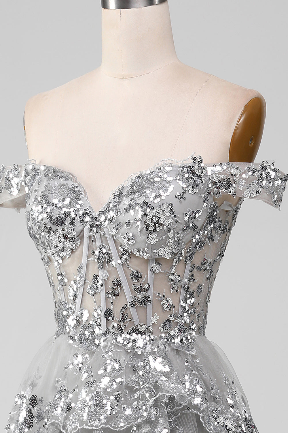 Off the Shoulder Grå glittrande balklänning med slits
