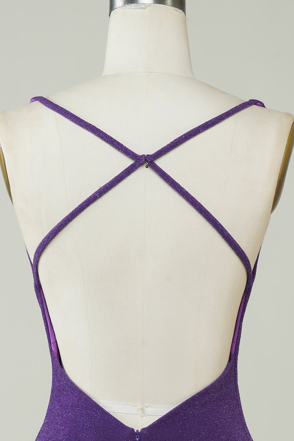 Snygg Djup V-ringad Lila Kort Hemkomstklänning med Criss Cross Back