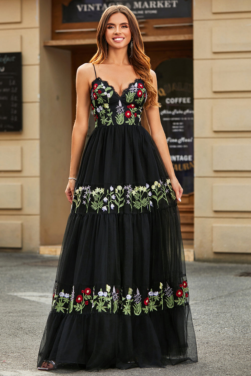 Underbar A Line Spaghetti Straps Svart Lång Balklänning Med Broderi