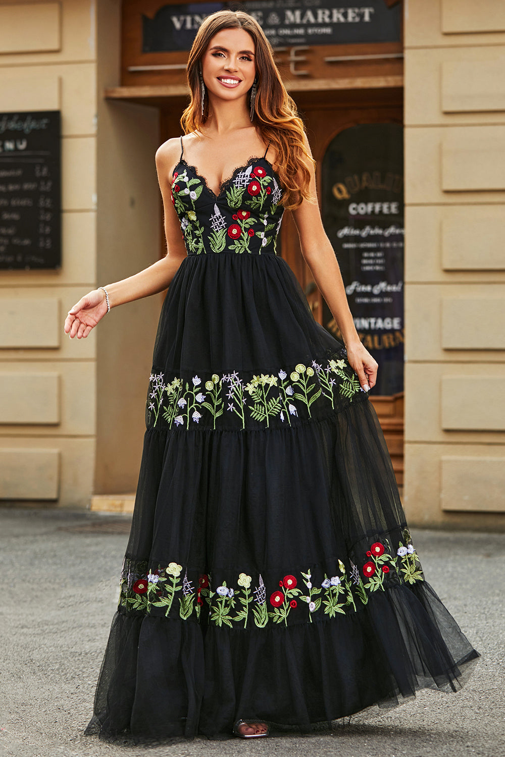 Underbar A Line Spaghetti Straps Svart Lång Balklänning Med Broderi