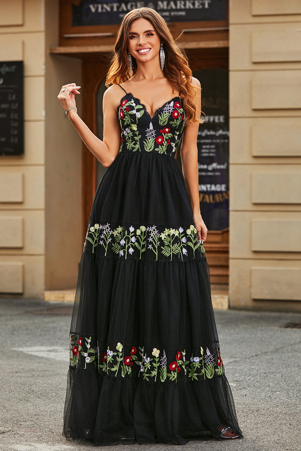 Underbar A Line Spaghetti Straps Svart Lång Balklänning Med Broderi