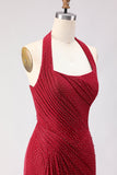 Mörkröd halterneck, pärlprydd sjöjungfruspets, lång balklänning med slits baktill