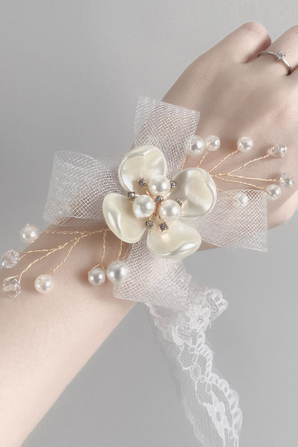 Elegant Vit Keramisk Blomma Mesh Handled Corsage med Spetsband