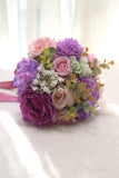 mörklila bröllop hand, blommor