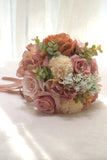mörklila bröllop hand, blommor