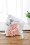 Vit bröllopskorg och kuddset med rosa blomma