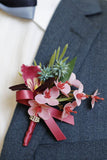 Vinröd bal handledskorsage och mäns Boutonniere med pärlor