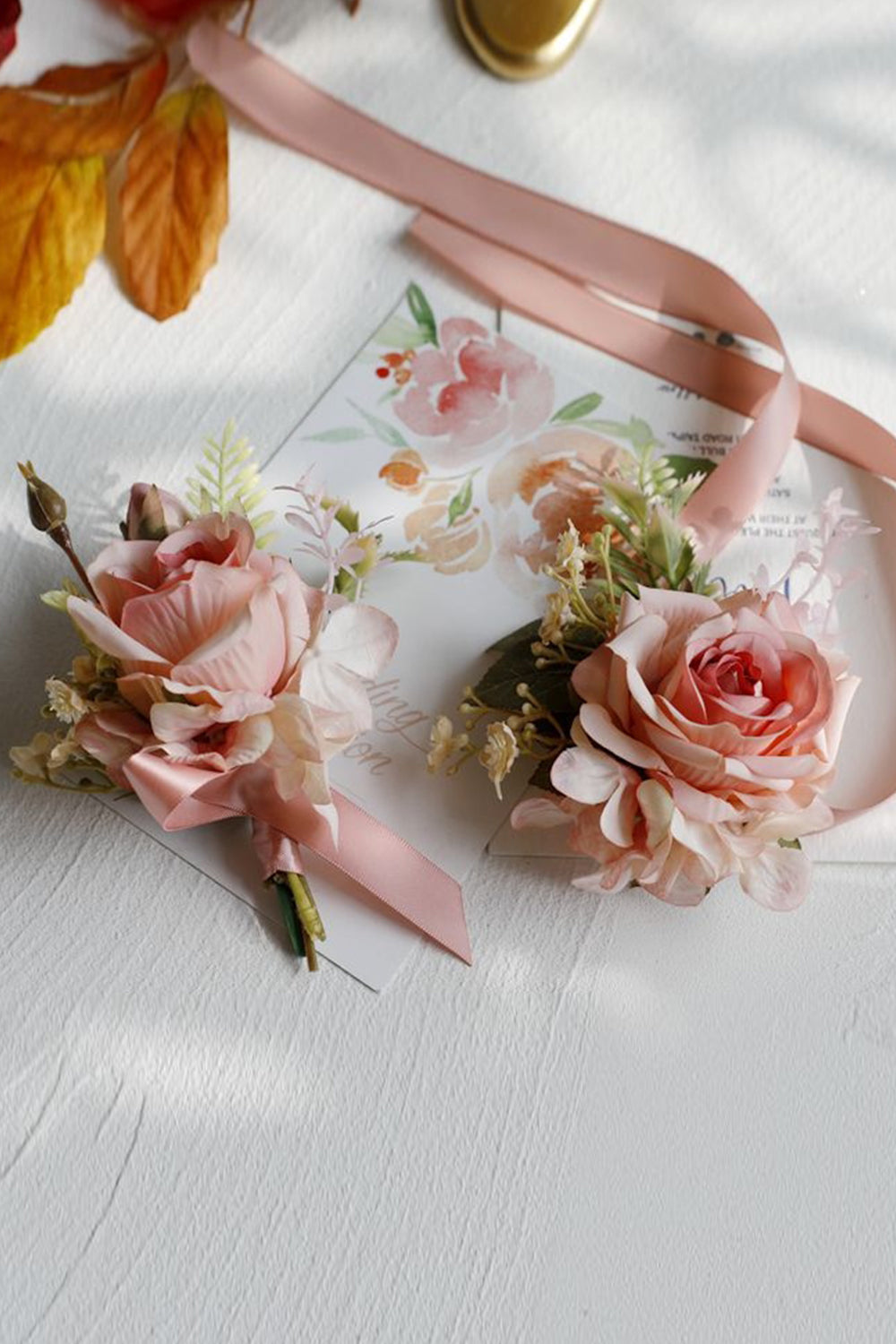 Elegant rouge Prom Wrist Corsage och mäns Boutonniere för bröllopsfest