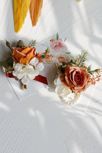 Elegant rouge Prom Wrist Corsage och mäns Boutonniere för bröllopsfest