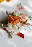Elegant rouge Prom Wrist Corsage och mäns Boutonniere för bröllopsfest